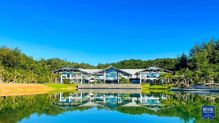 中国经济样本观察·县域样本篇丨夏日来临，这座滨海小城吸引众多年轻人打卡……