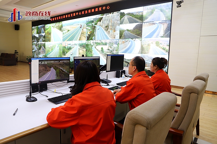 路网监测人员浏览监测大屏 路网监测人员浏览监测大屏