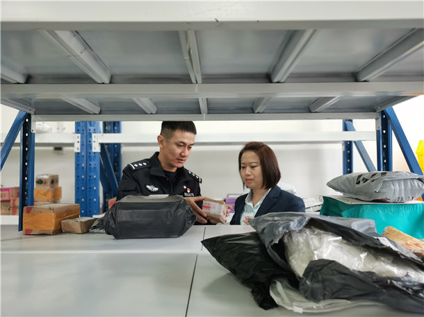 民警向邮政所工作人员开展宣传照片2