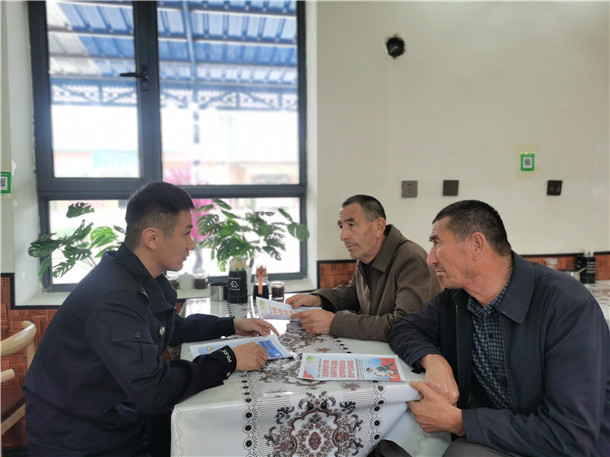 民警向商铺营业人员开展宣传照片