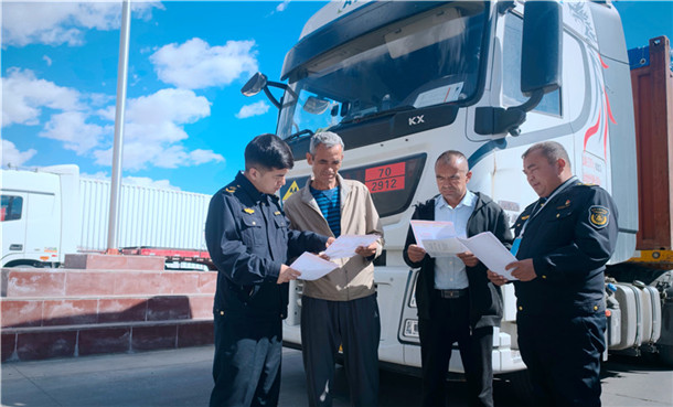 给货车司机宣传《中华人民共和国民法典》，《信访工作条例》及交通运输领域法律法规2