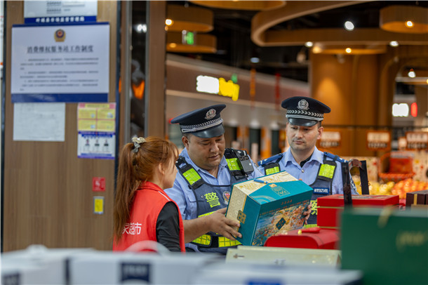 民警深入辖区商超，逐一比对预包装食品标签标识，严防三无、过期食品流入市场。