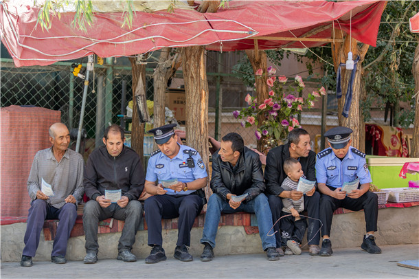 民辅警走街串巷、进店入户，向群众发放宣传资料，面对面讲解反诈、禁毒、防盗及用火用电用气安全知识。