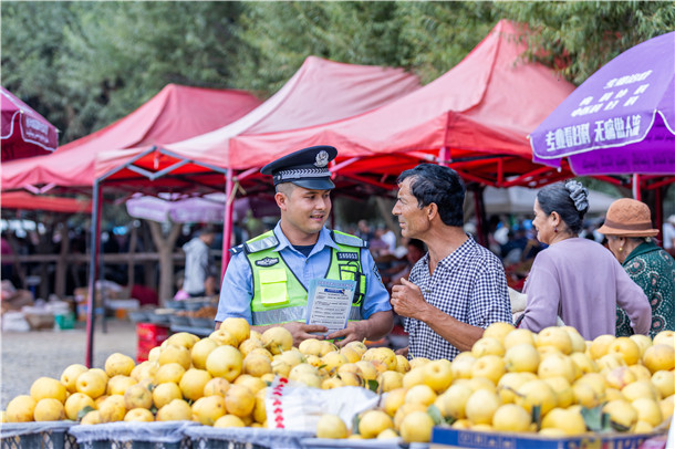 民警向群众发放反诈宣传资料，面对面传授识骗防骗技巧。