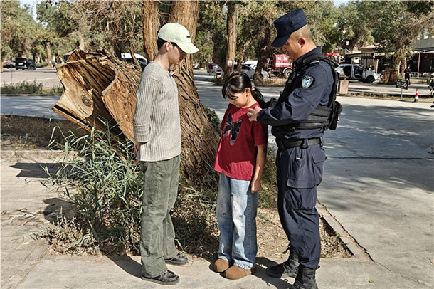 10月14日，轮台县公安局民警辅警帮助群众找回走失孩童。张尧 摄
