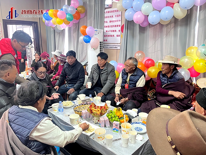 图为党员志愿者和老人围坐餐桌，共吃重阳饺子