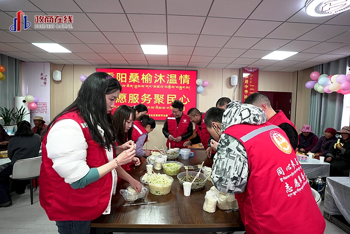图为党员志愿者包制饺子