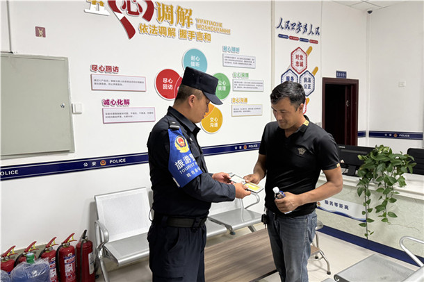 10月12日，轮台县公安局特警大队民警郑长辉帮助游客找回遗失身份证件。张尧 摄