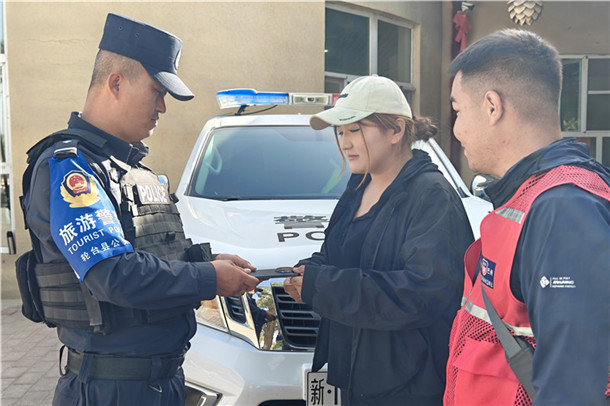 10月11日，轮台县公安局特警大队民警郑长辉帮助游客找回遗失手机。张尧 摄