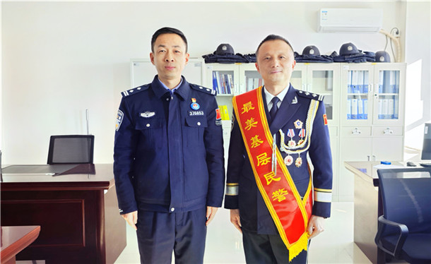 图为何超(左)与陈畅同志合影。何伟摄 图为何超(左)与陈畅同志合影。何伟摄