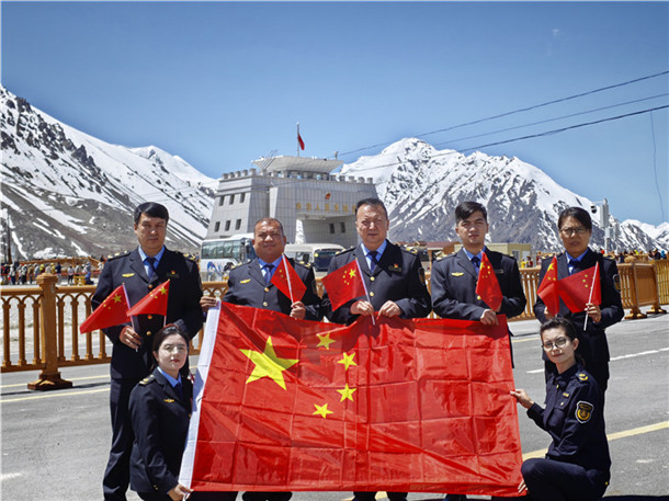 国门重温入党誓词,雪山立下戍边承诺1 国门重温入党誓词,雪山立下戍边承诺1