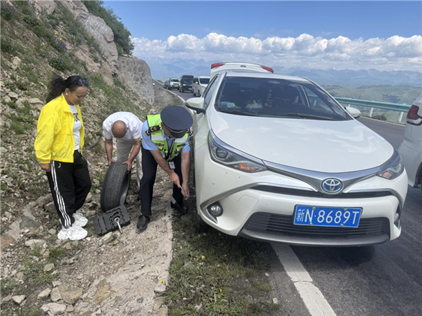 图:帮助受困车辆更换轮胎 图:帮助受困车辆更换轮胎