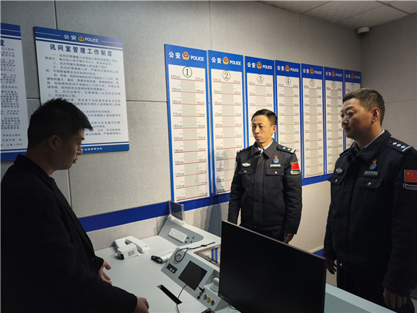 图为何超(中)在执法办案场所开展检查督导。何伟摄 图为何超(中)在执法办案场所开展检查督导。何伟摄