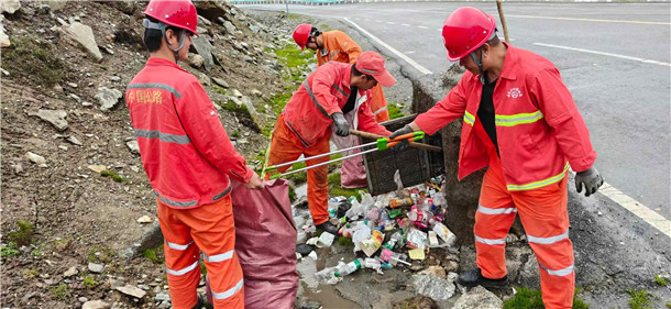 图为：独山子养护所职工清理独库公路沿线垃圾 摄影：秦军