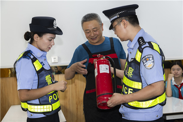 民警与经营户共同核对灭火器标签信息,逐项确认消防设备是否合规有效。 民警与经营户共同核对灭火器标签信息,逐项确认消防设备是否合规有效。