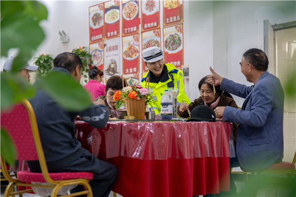 民警与货车司机围坐交流,听取行车途中遇到的难点问题。 (2) 民警与货车司机围坐交流,听取行车途中遇到的难点问题。 (2)