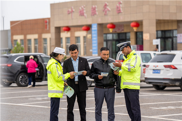 民警在叶城服务区向过往驾驶员发放交通安全宣传资料。 民警在叶城服务区向过往驾驶员发放交通安全宣传资料。