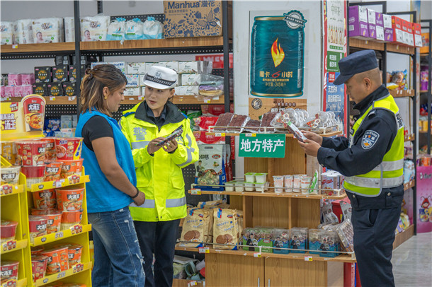 民警在叶城服务区便利店查看在售商品情况,与店员现场交流。 民警在叶城服务区便利店查看在售商品情况,与店员现场交流。