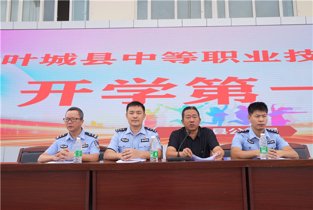 民警通过案例剖析、实物展示、互动问答、应急疏散演练等方式,把法律条文讲成学生听得懂、用得上的身边事,为师生上好新学期安全教育第一课。 (5) 民警通过案例剖析、实物展示、互动问答、应急疏散演练等方式,把法律条文讲成学生听得懂、用得上的身边事,为师生上好新学期安全教育第一课。 (5)