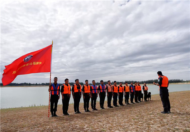 9月6日,新疆维吾尔自治区叶城县公安局特警大队紧贴辖区水域警情特点,组织开展涉水救援专项练兵,围绕装备检查、入水救援、绳索牵引、救生圈抛投、警犬水上协同等科目展开实战化训练。 (2) 9月6日,新疆维吾尔自治区叶城县公安局特警大队紧贴辖区水域警情特点,组织开展涉水救援专项练兵,围绕装备检查、入水救援、绳索牵引、救生圈抛投、警犬水上协同等科目展开实战化训练。 (2)