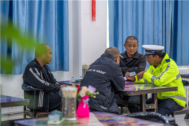 民警与货车司机围坐交流,听取行车途中遇到的难点问题。 (1) 民警与货车司机围坐交流,听取行车途中遇到的难点问题。 (1)