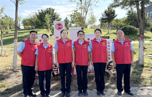 图二:党员代表前往双报到社区开展环境卫生整治 图二:党员代表前往双报到社区开展环境卫生整治