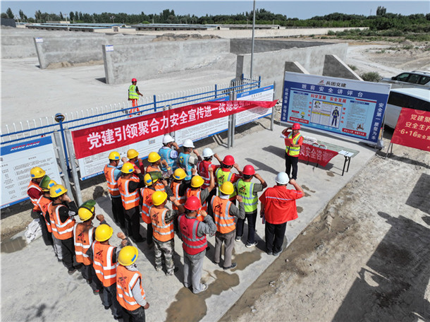 图为:兵团交建公司图柯一标项目开展安全咨询日活动照片(领头宣誓者为薛兵兵) 摄影:张梁 图为:兵团交建公司图柯一标项目开展安全咨询日活动照片(领头宣誓者为薛兵兵) 摄影:张梁