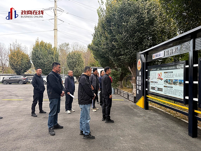 图三 受邀代表实地观摩大队“四基四化”建设阵地 图三 受邀代表实地观摩大队“四基四化”建设阵地